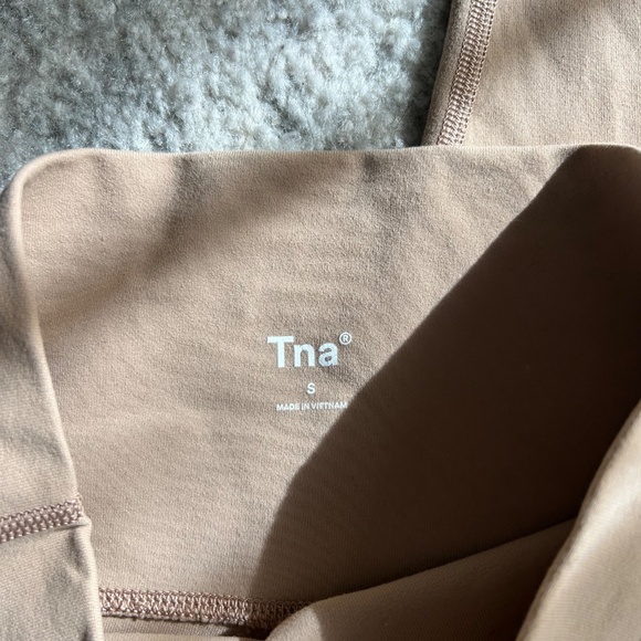 Aritzia TNA Cheeky Hi-Rise Legging - Picture 4 of 4